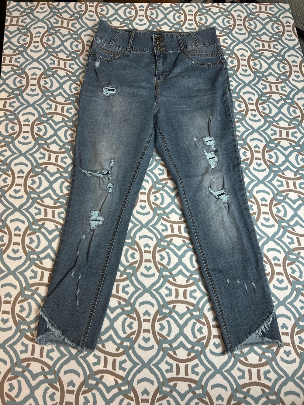 No Boundaries Ripped Medium Blue Distressed Crop Jeans
